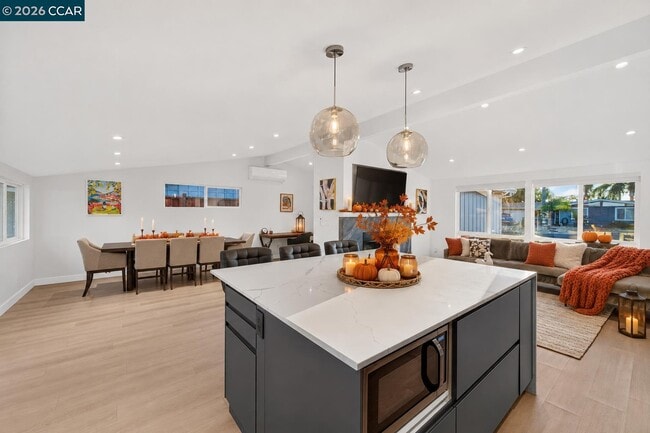 3360 Esperanza Dr