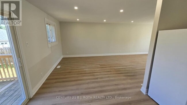 Photo - 698 Burton Dr