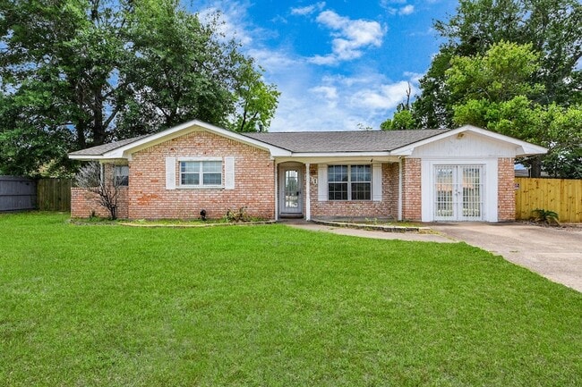 811 Hillcrest Dr