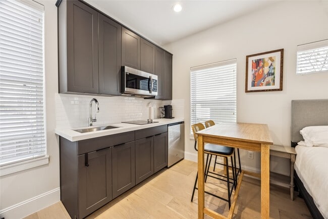 Photo - 1127 W 16th St