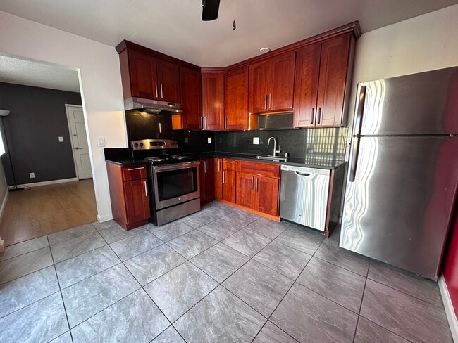 Building Photo - 3685 Cape Cod Ct Unit 04