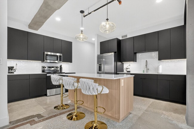 Photo - 100 W 5th St Unidad ID1322458P