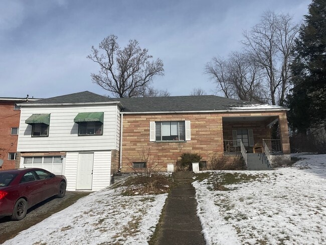 3 Bedroom House located in Evansdale - Available 08/05! - 3 Bedroom House located in Evansdale - Available 08/05!