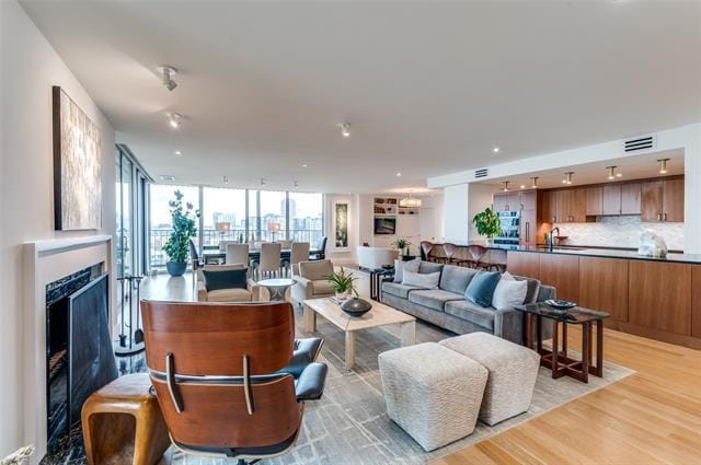 Photo - 3310 Fairmount St Unidad P2B