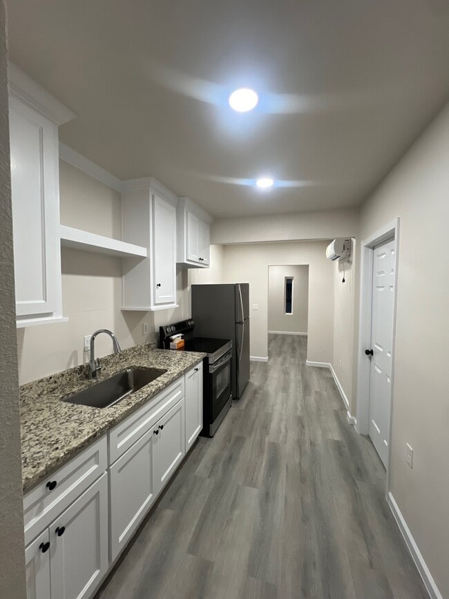 Kitchen - 1511 S Ong St Unit 1