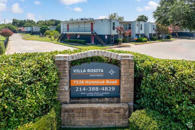 Villa Rosita Entrance Drive – Gated community entry with monument sign and manicured greenery. - Villa Rosita Rental