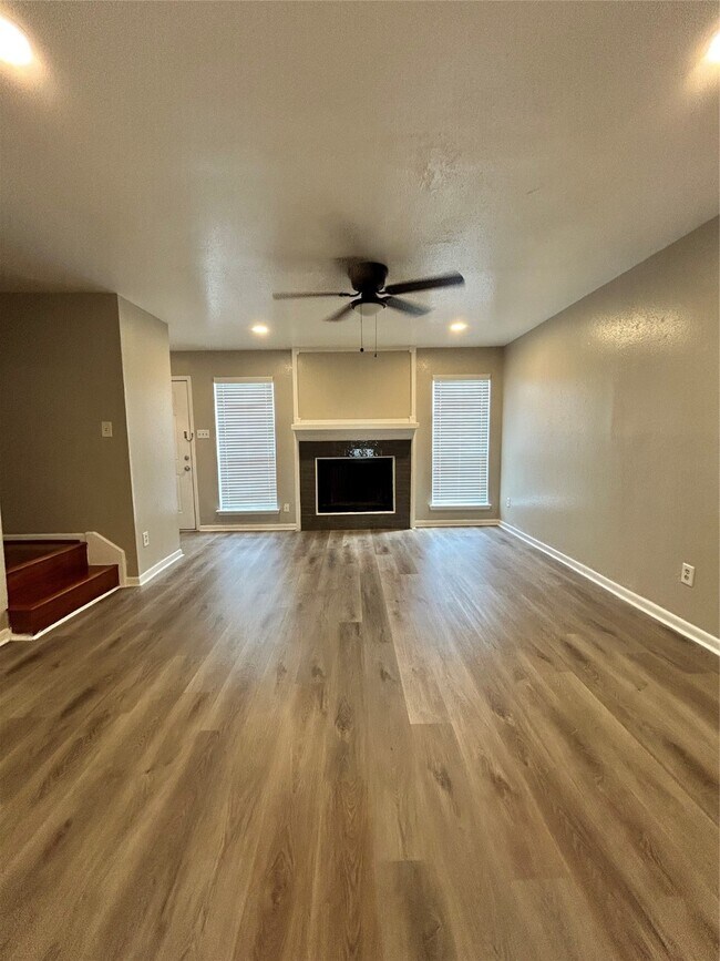 Building Photo - 3901 Woodchase Dr Unit 30 Rental