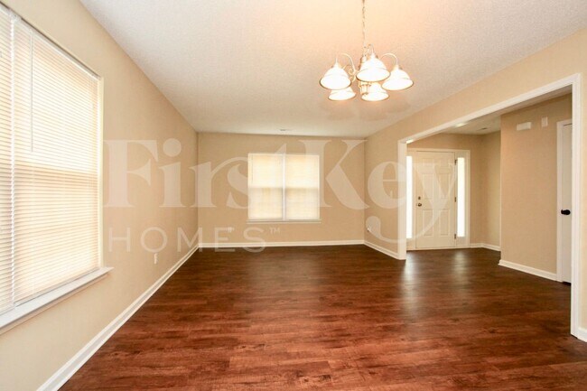 Photo - 906 Grassy Patch Ln