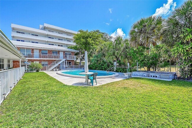 Building Photo - 3217 NE 11th St Unit 10