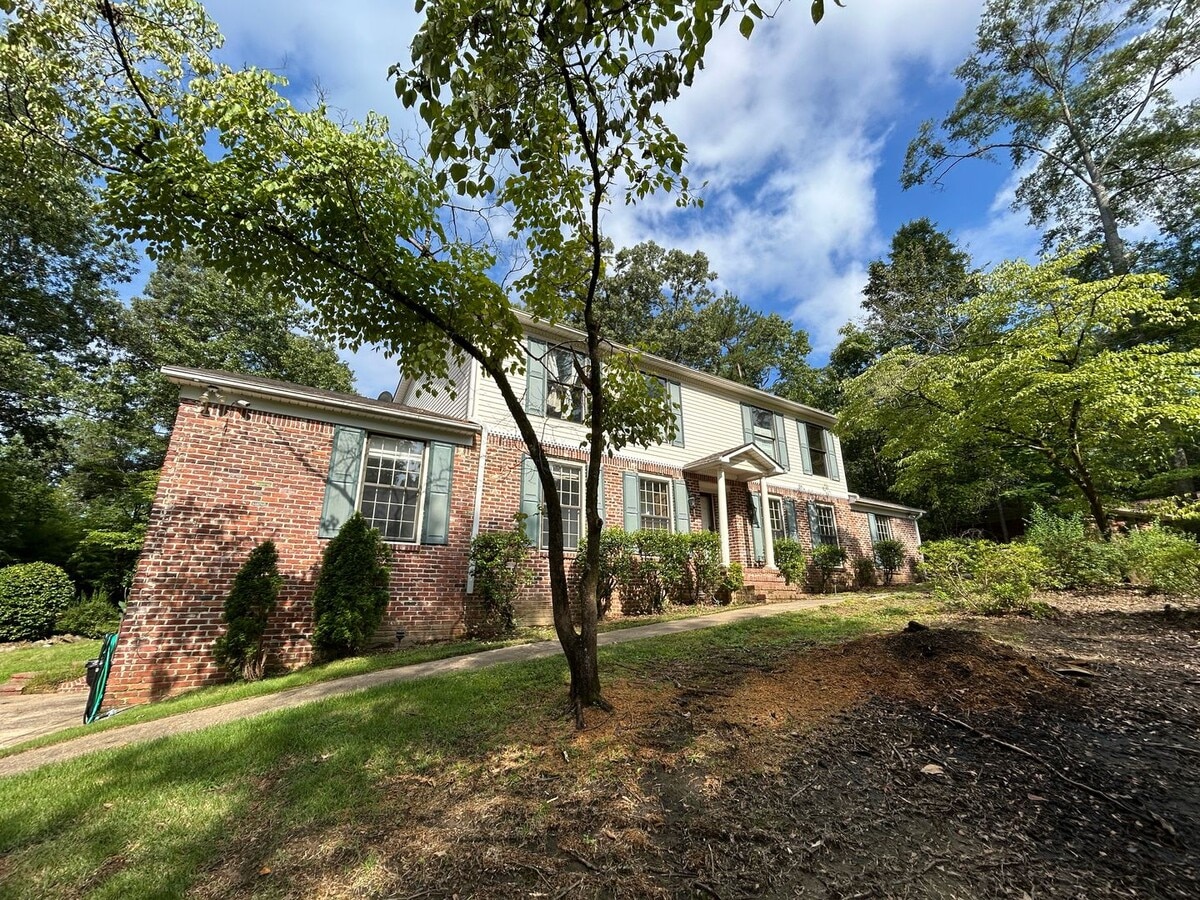 Photo - 3553 Hampshire Dr House