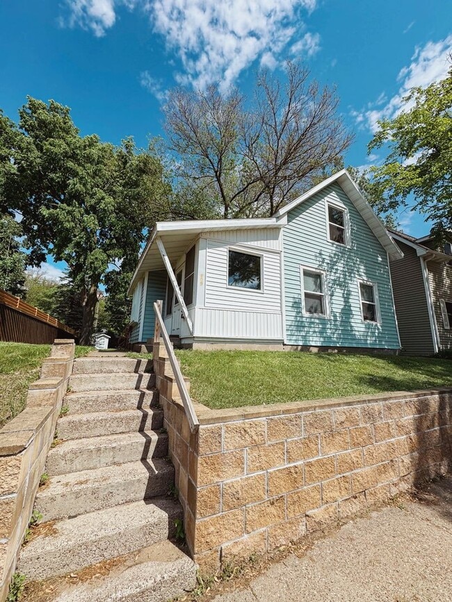 Building Photo - 3 BEDROOM RENTAL, 2026-2027 SCHOOL YEAR