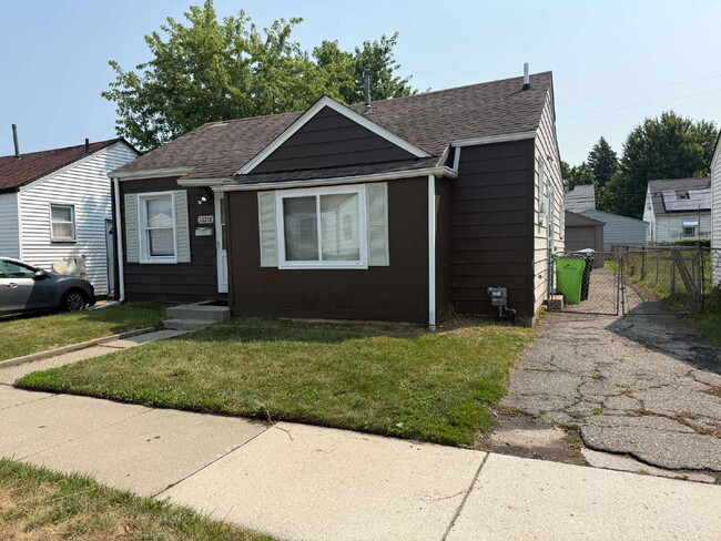 Building Photo - "4-Bedroom Home on Maple Street – Cozy Living Awaits in Roseville!"