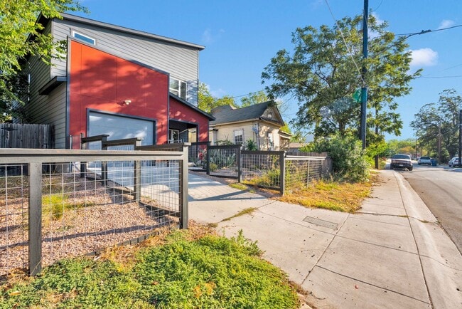 Modern Comfort Minutes from Downtown - Modern Comfort Minutes from Downtown