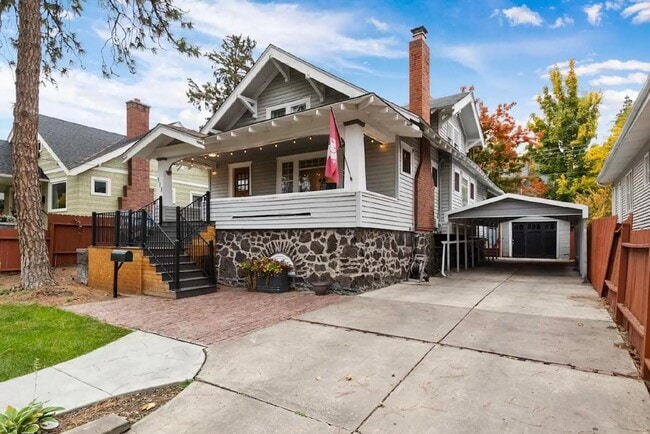 Welcome to this charming craftsman home ne... - Welcome to this charming craftsman home ne...