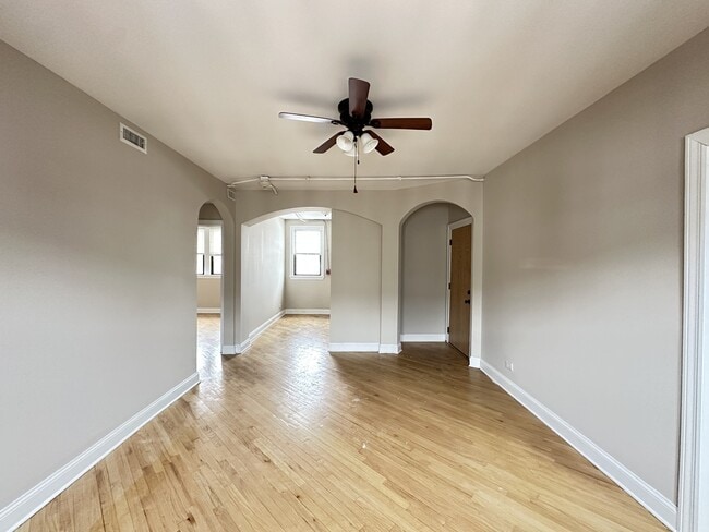 Building Photo - 901 Green Bay Rd Unit J00P