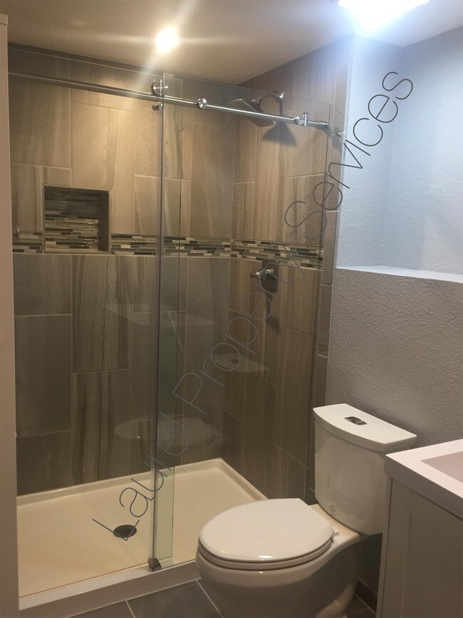 Photo - 517 Holman Way