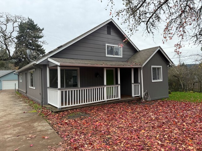 Building Photo - Updated 4 bedroom, 1 bath home in Eugene!