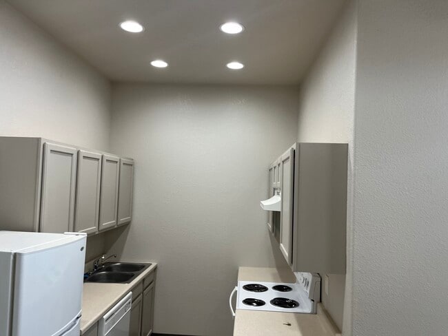 Building Photo - 221 S Washington St Unit 1A