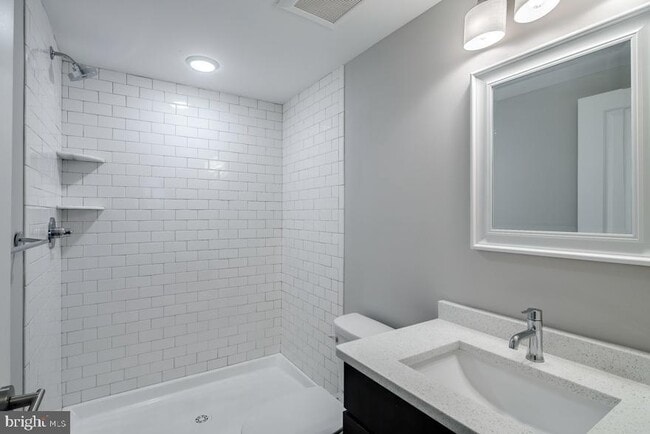Photo - 1607 Catharine St Unit 1H