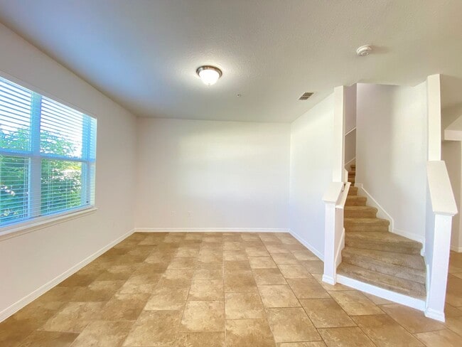 Photo - 3 Bedroom / 2.5 Bath / 2 Car Garage Townho...