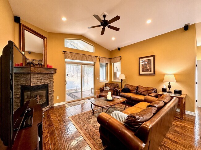 Photo - 153 Oakmont Lp