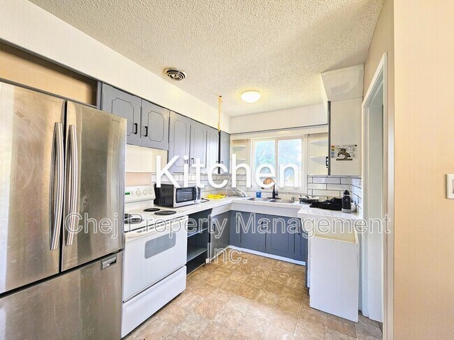 Photo - 8007-128A 128a Ave NW