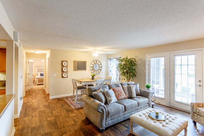 2BR, 2BA - 1035 SF