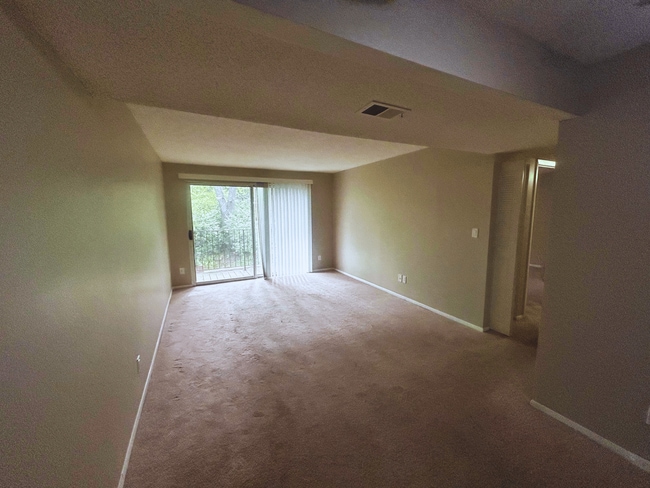 Hollow Hills Apartments
