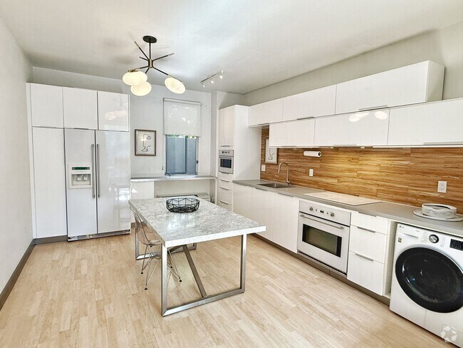 Building Photo - 2 Bedroom Townhome in the heart of Little ...