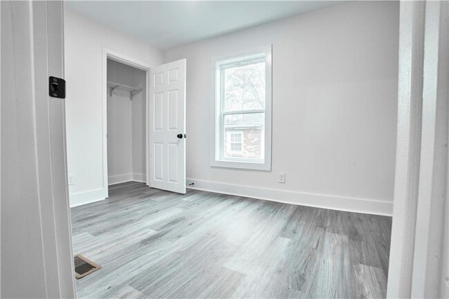 Photo - 184 Scott St NW