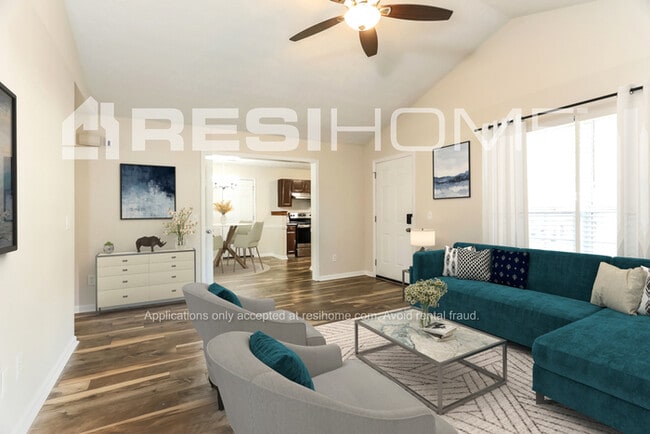 Photo - 135 Chaucer Ln