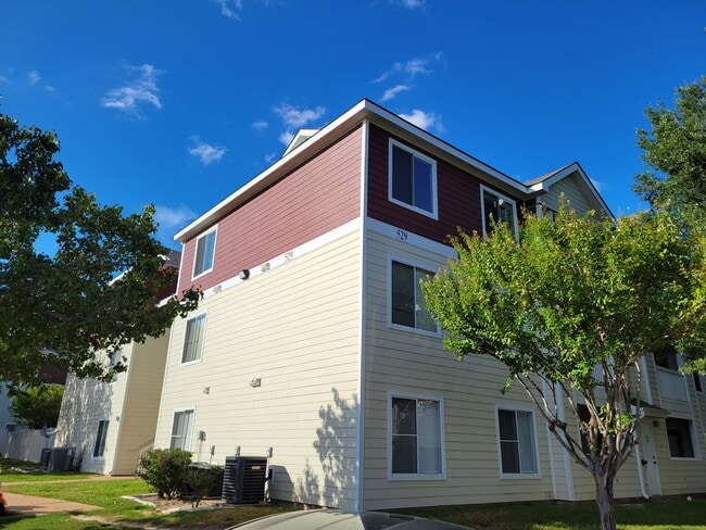 Building Photo - College Station - 4 bedroom /4 bath condo in great complex