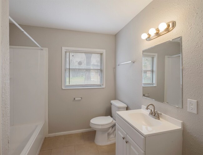 Photo - 8248 Hartford St