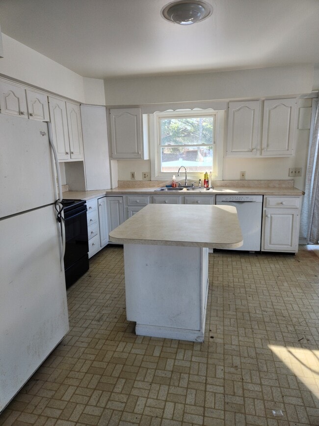 ketchen - 115 Center Rd Unit A