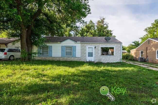 Building Photo - Cute 3 bedroom house near shopping, restau...