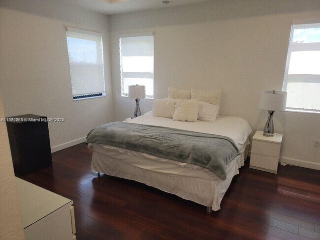 Photo - 796 NE 208th Ln