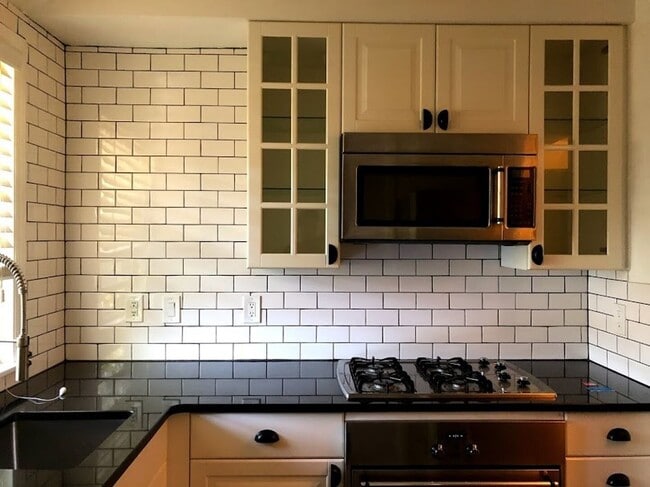 GREAT ANN ARBOR LOCATION – 2-BEDROOM END UNIT!