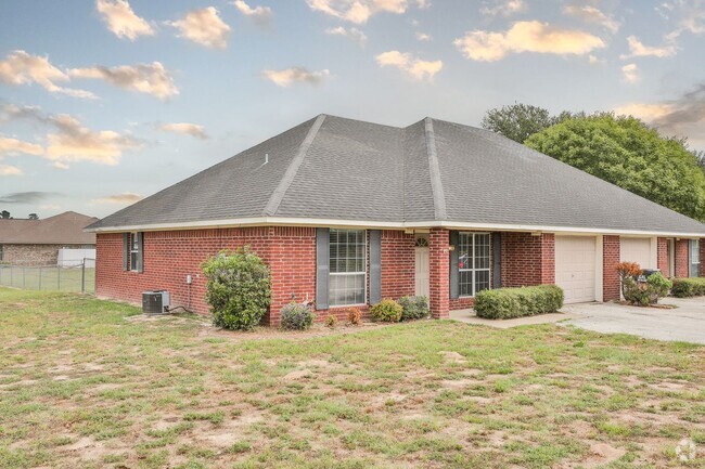 Building Photo - 12444/12446 CR 499 Unit 12446 Rental