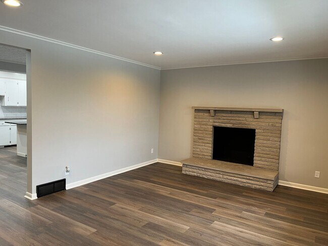 Photo - 4 Bedroom with a Huge Fenced Back Yard!