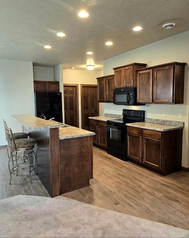 Beautiful Millwork, Eat in Counter and plenty of Counter space for Food Prep. - 3511 E Bison Trl