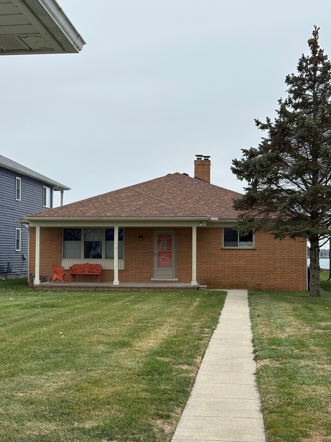 Building Photo - 5221 Pointe Tremble Rd