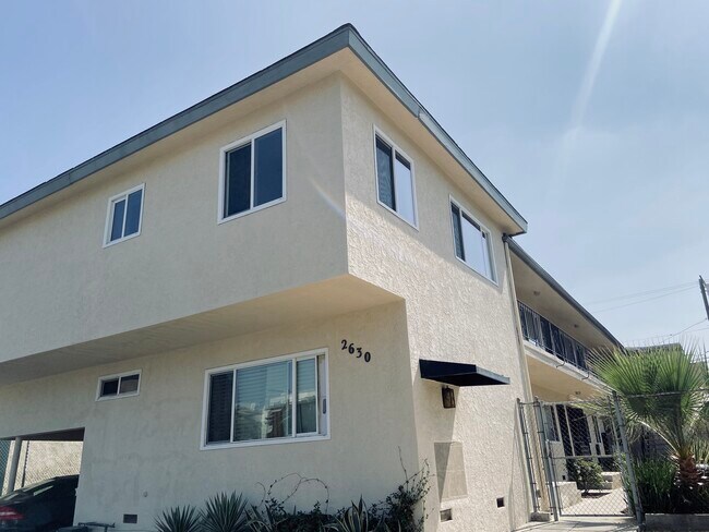 Upstairs Unit - Good Lighting - 2630 S Hobart Blvd Unit #7