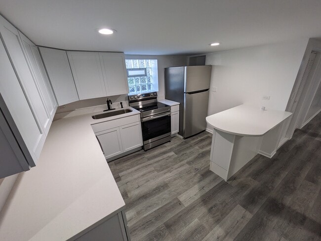 Photo - 5330 W Dakin St Apartments Unit #B