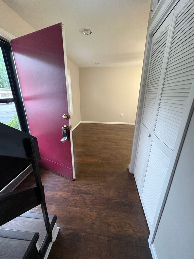 Lovely 3 bedroom Town Home with Fresh Paint and New Flooring Upstairs!! East North Street Area