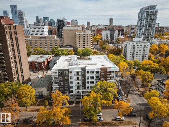 Photo - 10015-10113 113 St