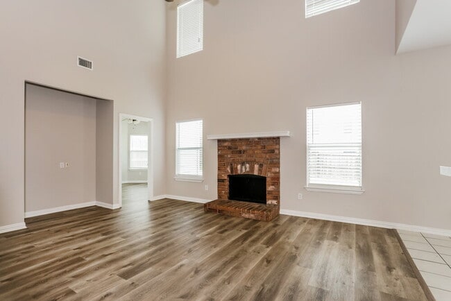 Photo - 2407 Creekwood