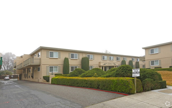 Building Photo - Colonial House Apartments