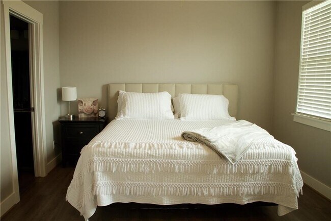 Photo - 1569 Brooks Ave