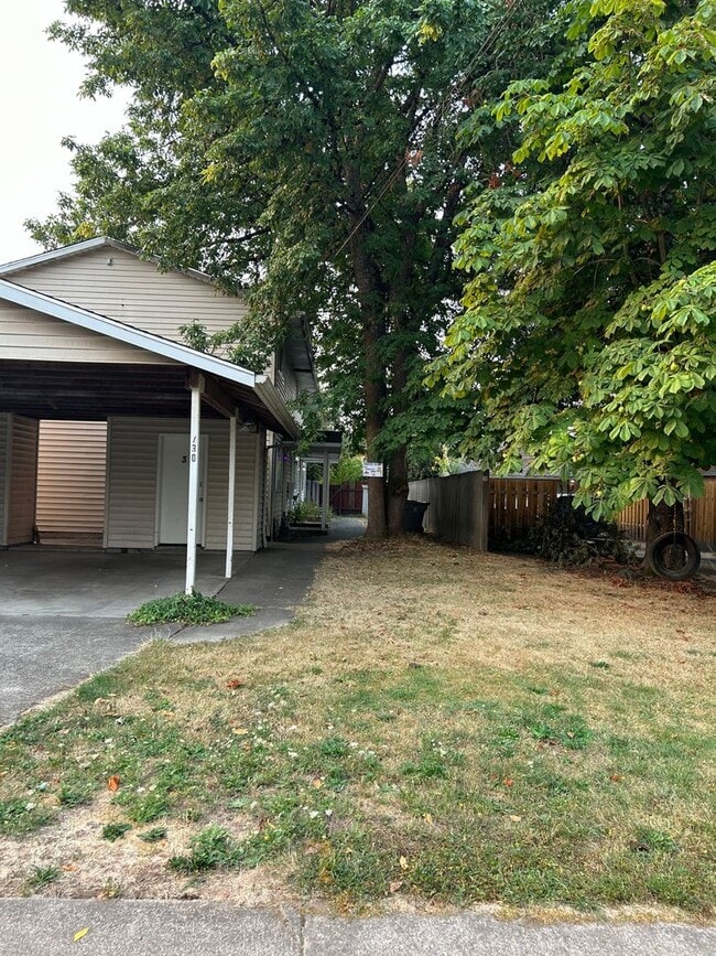 Building Photo - (894) 5th Ave Tri-Plex - 2 Bedroom / 1.5 B... Unit 1