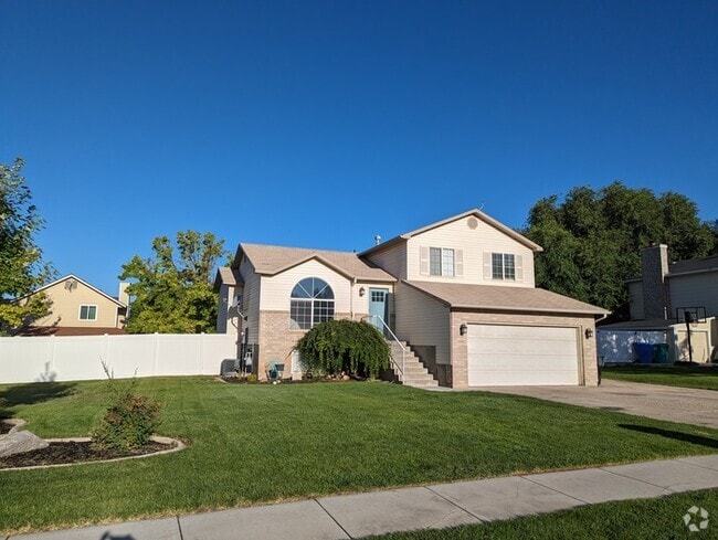 Building Photo - Updated 4 bedroom 3 bath Home